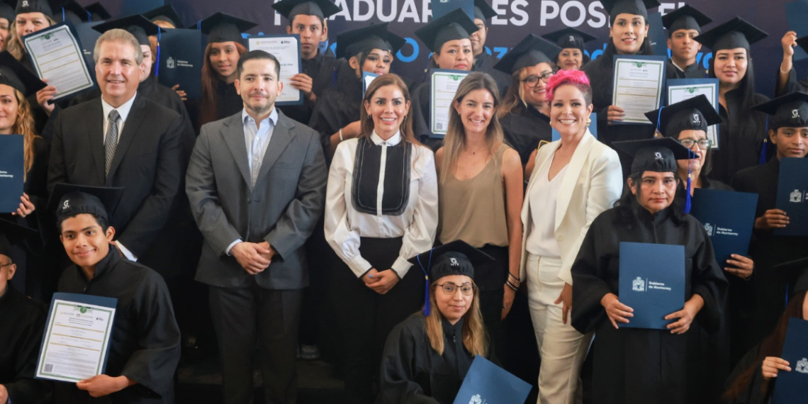 Un Nuevo Comienzo: 128 Adultos Terminan Sus Estudios En Monterrey