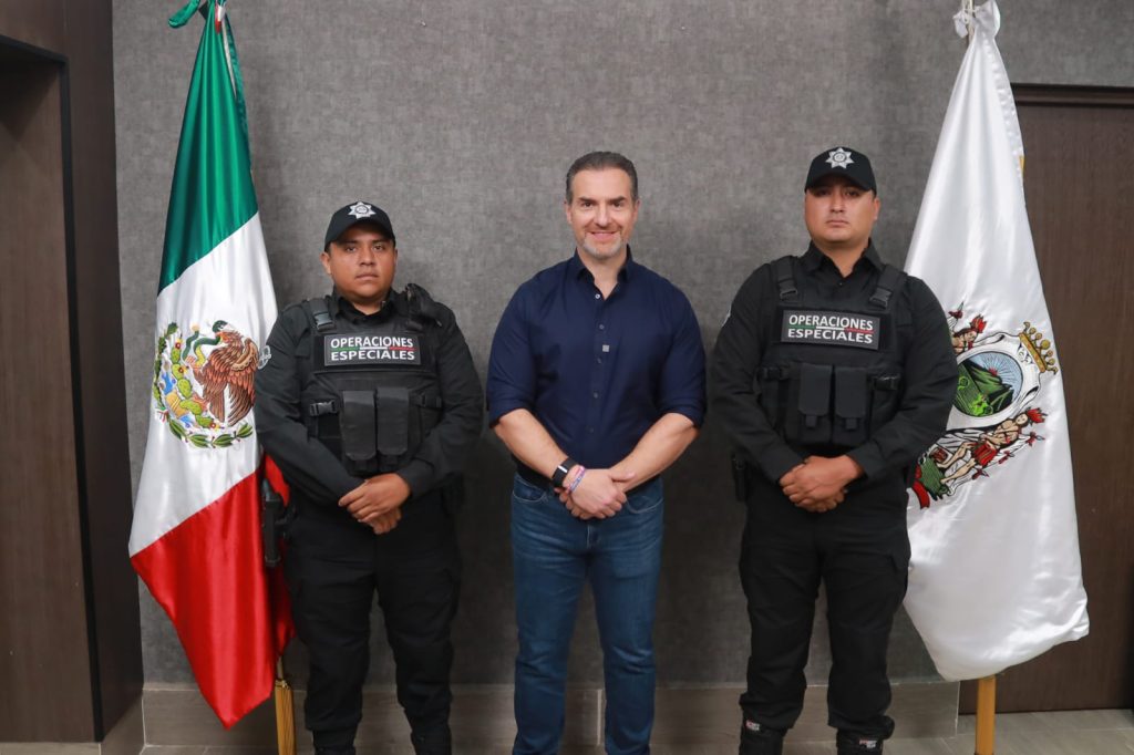 policía-de-monterrey-auxilia-a-menor