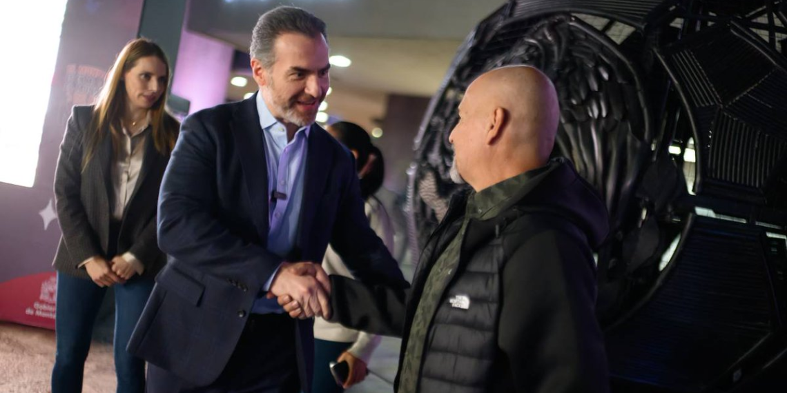 escultura hecha de reciclaje en monterrey rumbo al mundial