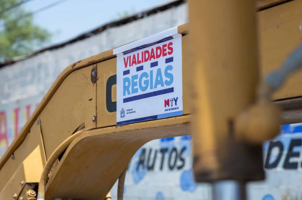 - El INFORMANTE Foto de una maquinaria con un letrero de Vialidades Regias, un programa del alcalde de monterrey para la remodelación de calles.