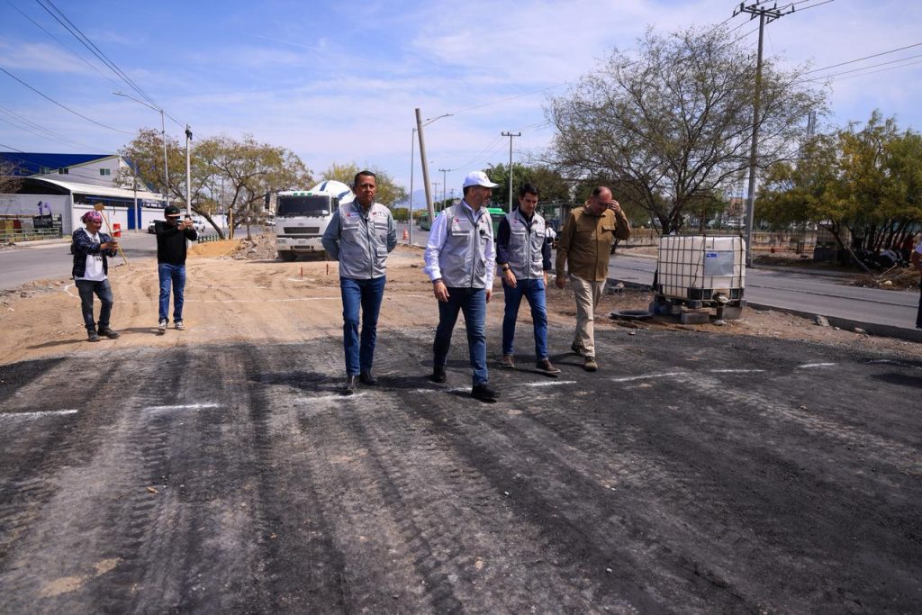 - El INFORMANTE funcionarios del gobierno de monterrey viendo los avances del parque lineal en barrio de san carlos