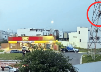 Rescatan a abuelita tras subirse a una torre de alta tensión en Apodaca