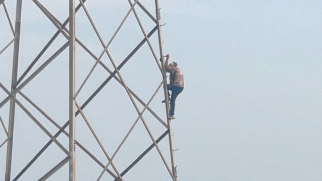 Rescatan a abuelita tras subirse a una torre de alta tensión en Apodaca