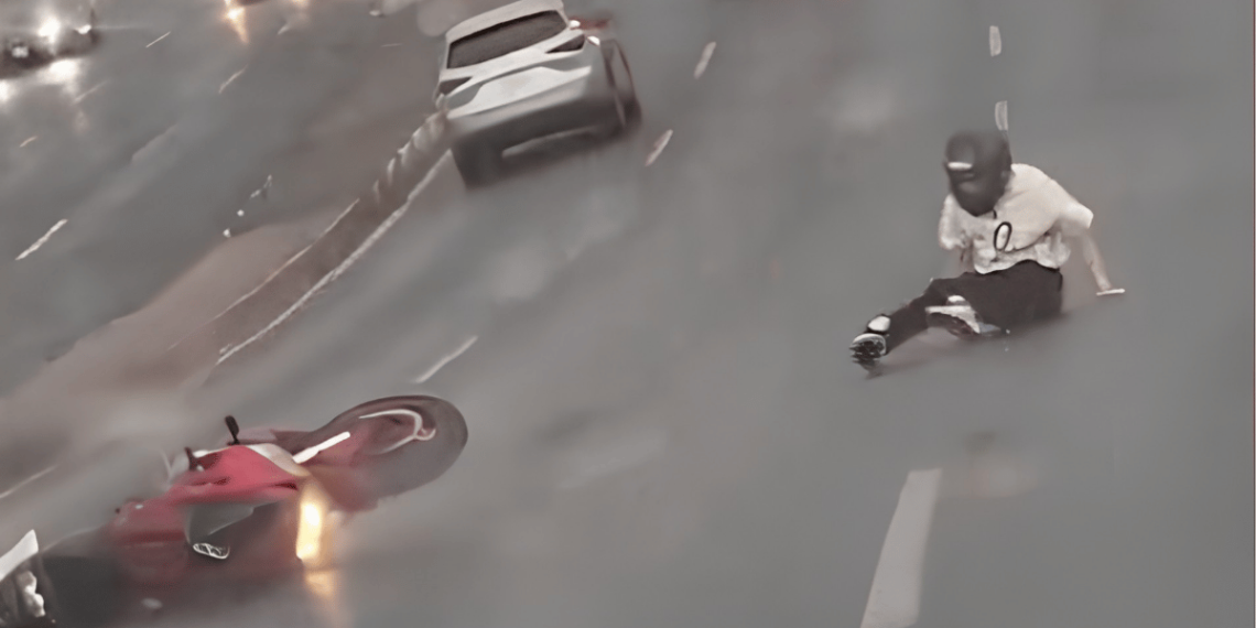 Motociclista derrapa en Rangel Frías tras perder el control por las lluvias